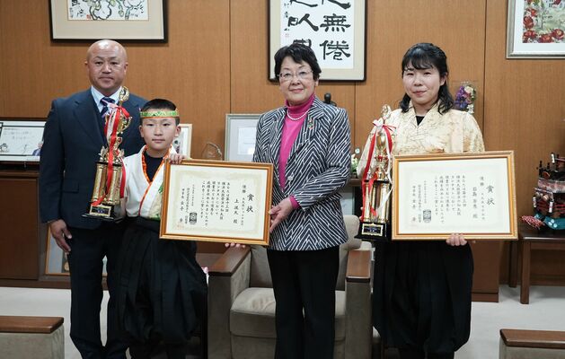 ジュニア部門優勝の上君（左から２人目）と女子部門優勝の石島さん（右）