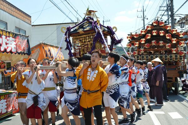 勇壮に町に繰り出した祇園祭のみこしと山車