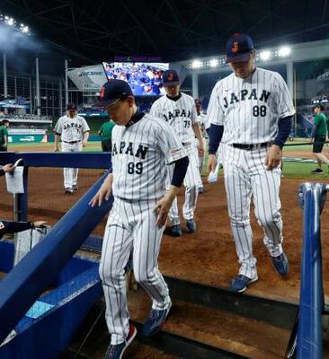 　ベネズエラに敗れ、引き揚げる井端監督（手前）ら＝マイアミ（共同）