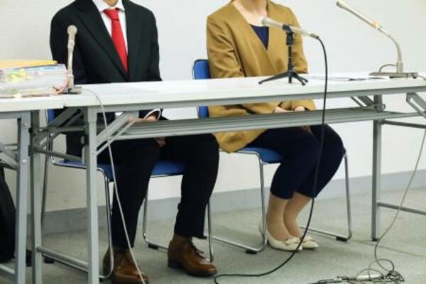 判決後、記者会見する原告の男性(左)と母親=27日午後、横浜市中区