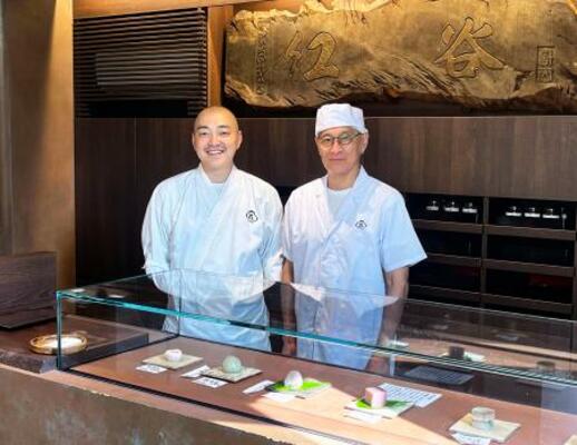 　「青山紅谷」４代目の青木龍之介さん（左）と父の博司さん＝東京都港区