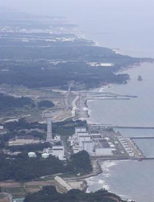 東京電力福島第2原発(手前)。奥は東京電力福島第1原発=2021年8月(共同通信社ヘリから)
