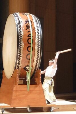 ２メートルの大太鼓を力強く打つ龍さん（岩舟武蔵太鼓提供）