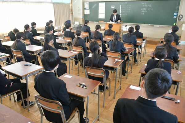テスト開始を待つ生徒たち＝17日午前、宇都宮東高付属中