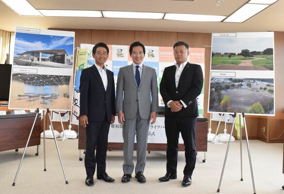 市とネーミングライツパートナー契約を締結したサクシードの水沼社長（左）と宮沢建設の宮澤社長（右）。中央は渡辺市長