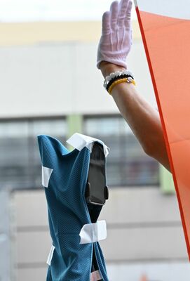 ＳＮＳで配信するため、スマートフォンで街頭演説を撮影する陣営＝３日午前、宇都宮市内