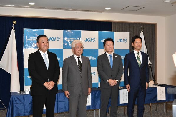 討論会に臨んだ（左から）荒木氏、上田氏、佐藤氏、毛塚氏