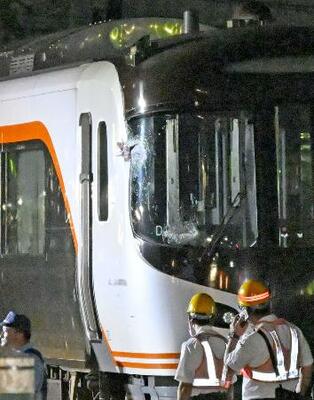 　トラックと衝突し割れた、ＪＲの特急「ひだ」１４号の先頭部分の窓＝昨年１０月、岐阜県各務原市