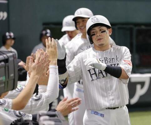 　１回、３ランを放ちナインに迎えられるソフトバンク・牧原大（右手前）＝みずほペイペイドーム