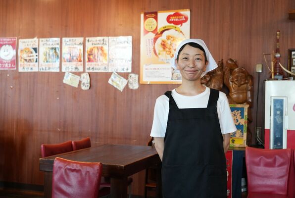 店内に立つ鶴見さん