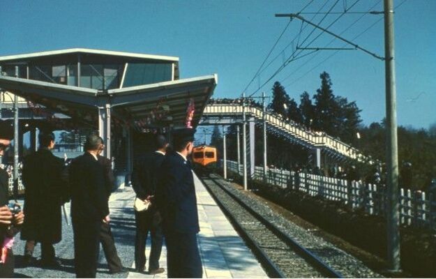 60年前に開業した野木駅。多くの人たちが電車到着を見守った（真瀬正弘さん提供）