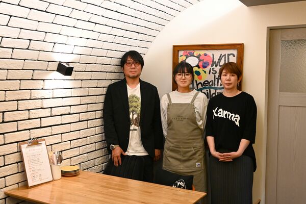 店内に立つオーナーの岩崎夫妻（両端）と娘で店長のかんなさん