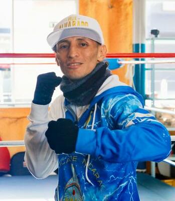 　ＩＢＦフライ級世界戦に向けた練習を公開し、ポーズをとる挑戦者のフェリックス・アルバラード＝２３日、愛知県東海市