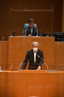 県議会代表質問で答弁する福田知事＝21日午前、県議会本会議場