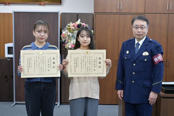 印南署長（右）から感謝状を受け取った出野さん（中央）と井津さん