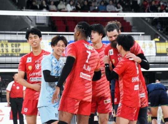 　サントリー―大産大　得点を喜ぶサントリーの選手たち＝東京体育館