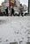 うっすら雪が積もった市街地＝25日午前７時40分、宇都宮市駅前通り１丁目