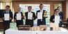本年度の那須塩原ブランドに認定された４品目と関係者。左から３人目が赤川農園の赤川さん、同４人目が人見農園の人見さん