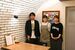 店内に立つオーナーの岩崎夫妻（両端）と娘で店長のかんなさん