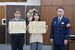 印南署長（右）から感謝状を受け取った出野さん（中央）と井津さん