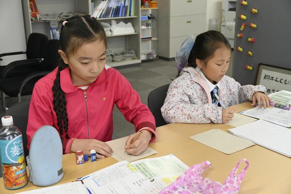 まちなか支局で記事を執筆する野村さん(左)と大木さん