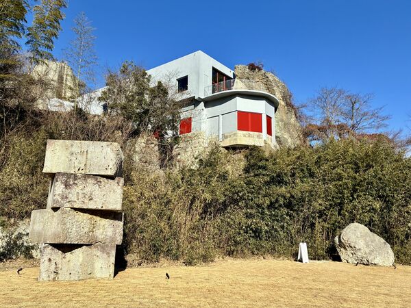 大谷石の岩盤に包まれるようにして立つ大谷グランド・センター