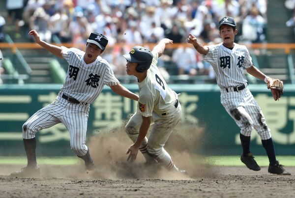 高校時の山ノ井（中央）＝2016年