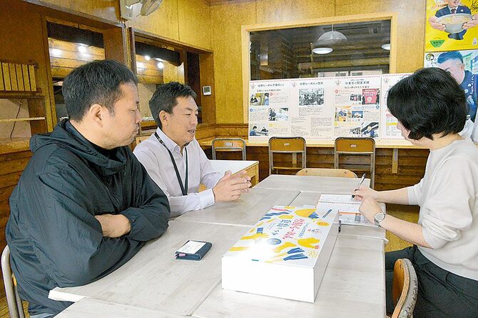 佐野らーめん予備校の説明をする西沢さん（中央）と若田部さん（左）