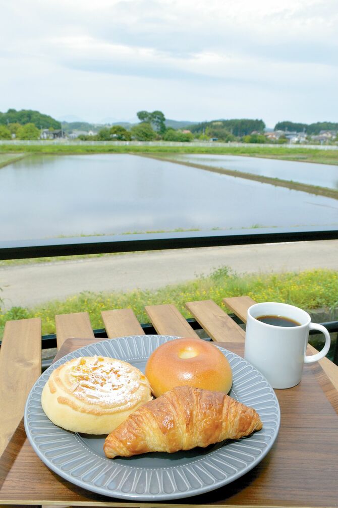    田園風景を眺めながら、「クロワッサン」（２２０円、手前）などお薦めのパンをどうぞ