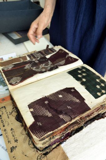 大正14(1925)年に生産された銘仙の端切れが張られた銘仙帳