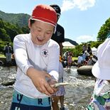 河川敷を清掃後、マスつかみ取りや釣り楽しむ　那須塩原・箒川で「リフレッ…