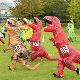 恐竜姿で全力疾走！　大田原・なかがわ水遊園でティラノサウルスレース