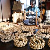 運気が上がりますように　鹿沼で来年の干支「巳」のきびがら細工作りピーク　白蛇の形を表現