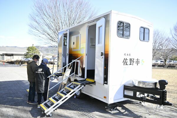 市民に初公開されたトイレトレーラー