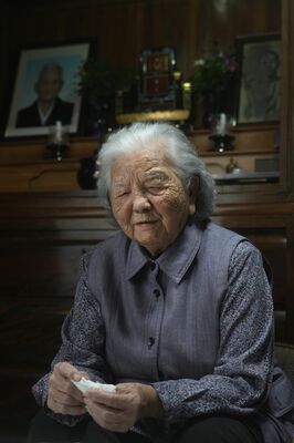 戦禍をくぐり抜け、「今が一番幸せ」と語る太田康子さん。仏壇には広島で被爆した夫守福さん（享年９１）の遺影が立てられていた＝２０２４年12月８日、沖縄市宮里の自宅（竹花徹朗撮影）