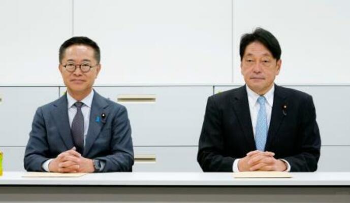 会談に臨む国民民主党の古川税調会長(左)と自民党の小野寺税調会長=17日午前、国会