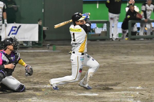 ５回、栃木ＧＢの楠本が右前に２点適時打を放つ＝小山運動公園野球場