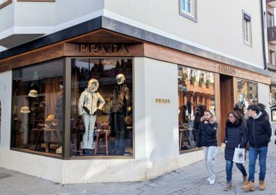 　イタリア・コルティナダンペッツォにあるプラダの店舗＝１８日（共同）