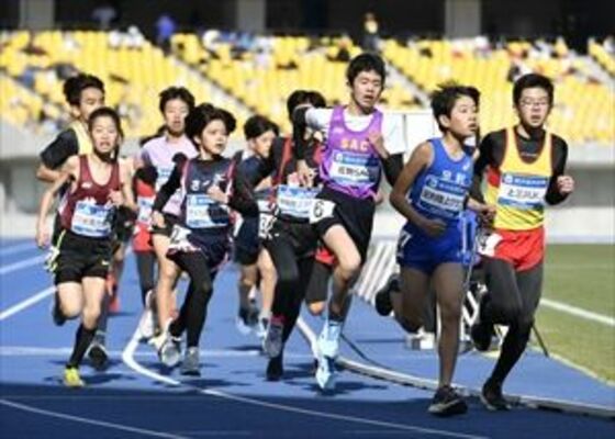 小学生駅伝で懸命に走る選手たち