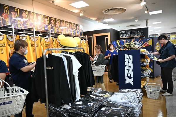 約４００種類の公式グッズを求める客でにぎわう店内