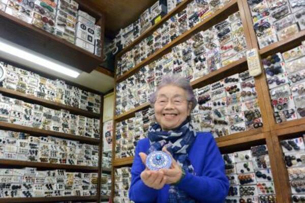 　「ボタン専門店　みかね」の店内に立つ三林歌子さん＝東京都大田区