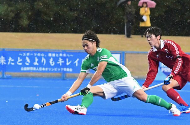 男子決勝第３Ｑ、リーベのＦＷ大嶋雄がシュートを放つ＝大井ホッケー競技場