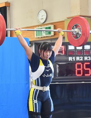 重量挙げ女子58キロ級　スナッチ、ジャーク、トータルで県高校新記録を樹立した酒井＝小山南高トレーニング場、井上孝男撮影