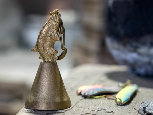 レイクトラウトの彫刻を施した日光はがね熊鈴