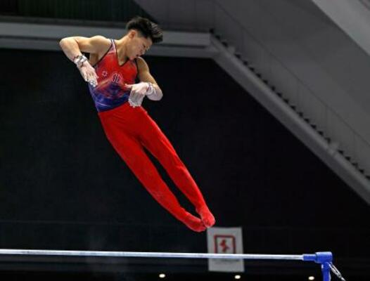 男子鉄棒決勝 角皆友晴の演技=高崎アリーナ