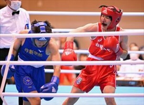 男子ライト級決勝　２回、白鴎足利の藤元（右）が右フックを放つ＝日環アリーナ栃木体育館分館、湯田大士撮影