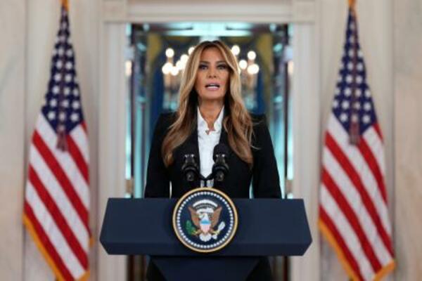 　ホワイトハウスで記者会見するメラニア・トランプさん＝１０日、ワシントン（ＡＰ＝共同）