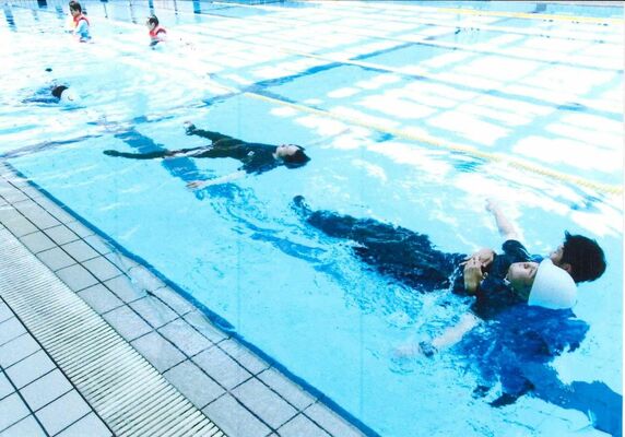 救命胴衣無しで救護者を救助する署員