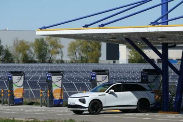 太陽光発電施設で充電されるEV=4月29日、ドイツ東部ツォルバウ近郊(ゲッティ=共同)