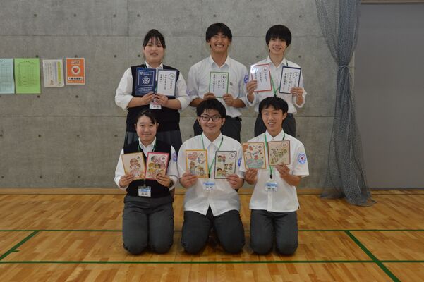 ＳＤＧｓカルタを手にする小山西高ＪＲＣ部のメンバー
